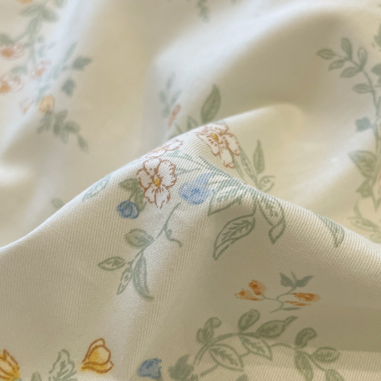 91家纺网 家纺一手货源 找家纺 羚羊语家纺 2025秋冬新款复古小清新花边款40支全棉纯棉轻法式13372小清新喷气印花 铃兰物语