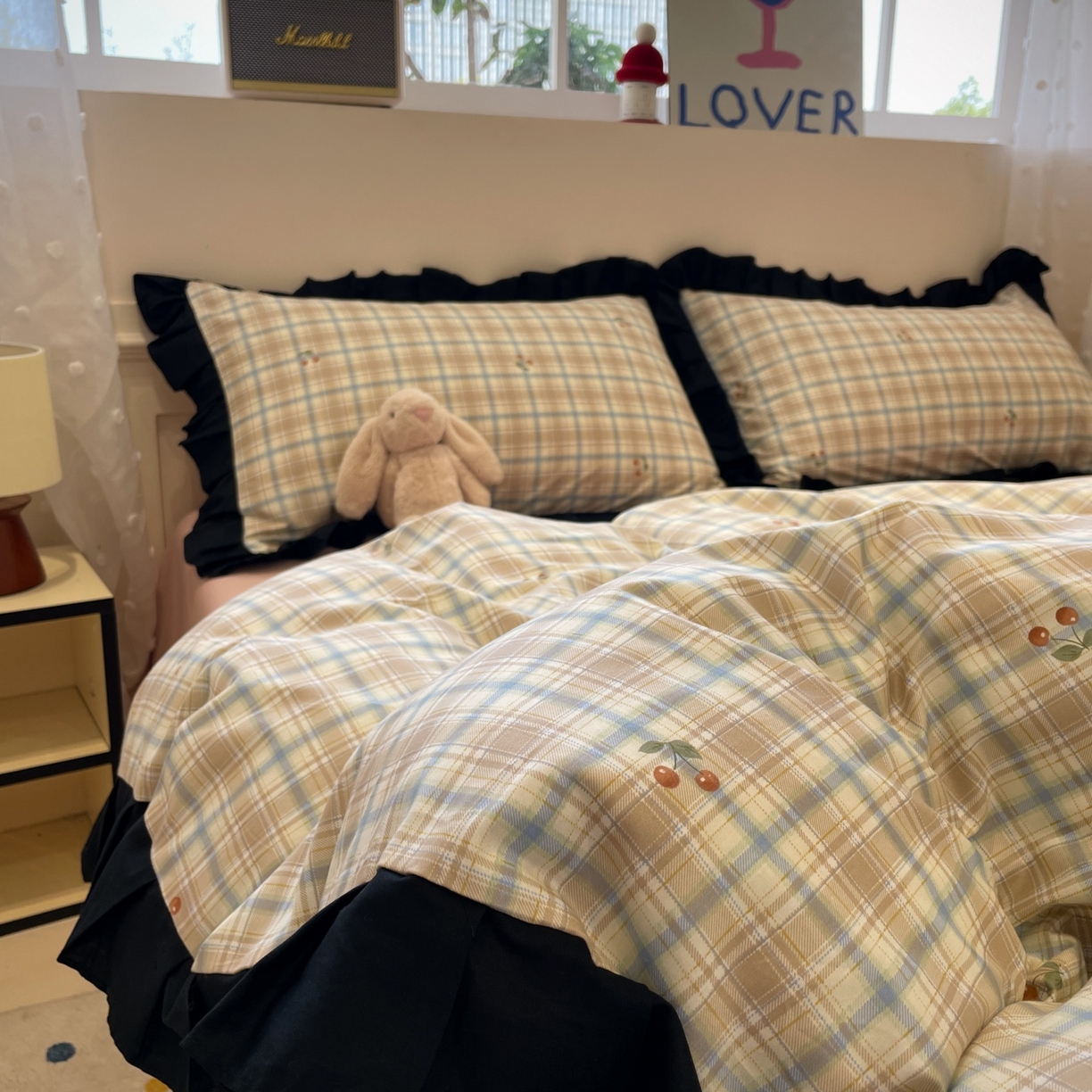 91家纺网 家纺一手货源 找家纺 羚羊语家纺 2025秋冬新款复古小清新花边款40支全棉纯棉轻法式13372小清新喷气印花 樱桃格