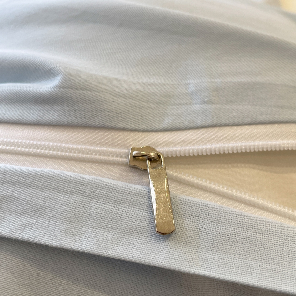 91家纺网 家纺一手货源 找家纺 羚羊语家纺 2025秋冬新款复古小清新花边款40支全棉纯棉轻法式13372小清新喷气印花 晨露雨季