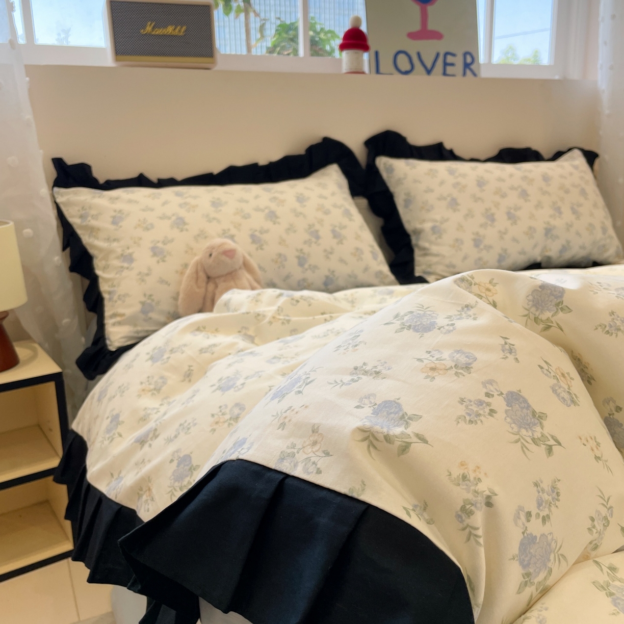 91家纺网 家纺一手货源 找家纺 羚羊语家纺 2025秋冬新款复古小清新花边款40支全棉纯棉轻法式13372小清新喷气印花 晨露雨季