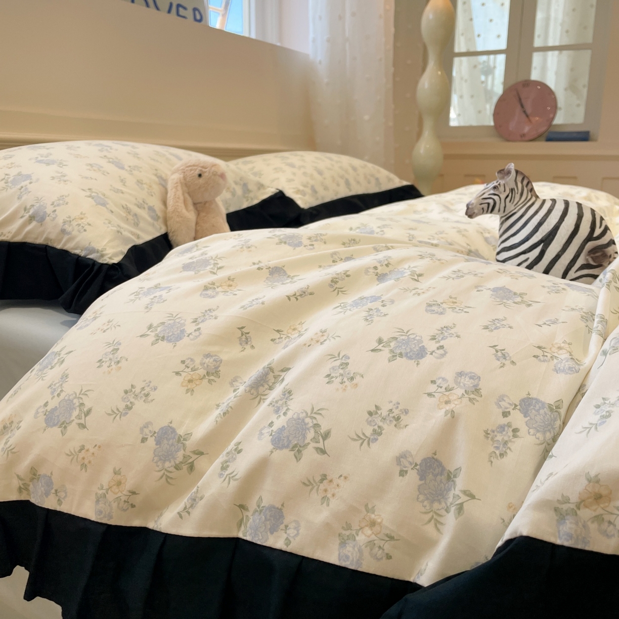 91家纺网 家纺一手货源 找家纺 羚羊语家纺 2025秋冬新款复古小清新花边款40支全棉纯棉轻法式13372小清新喷气印花 晨露雨季