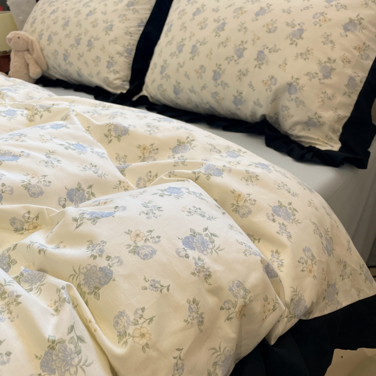 91家纺网 家纺一手货源 找家纺 羚羊语家纺 2025秋冬新款复古小清新花边款40支全棉纯棉轻法式13372小清新喷气印花 晨露雨季