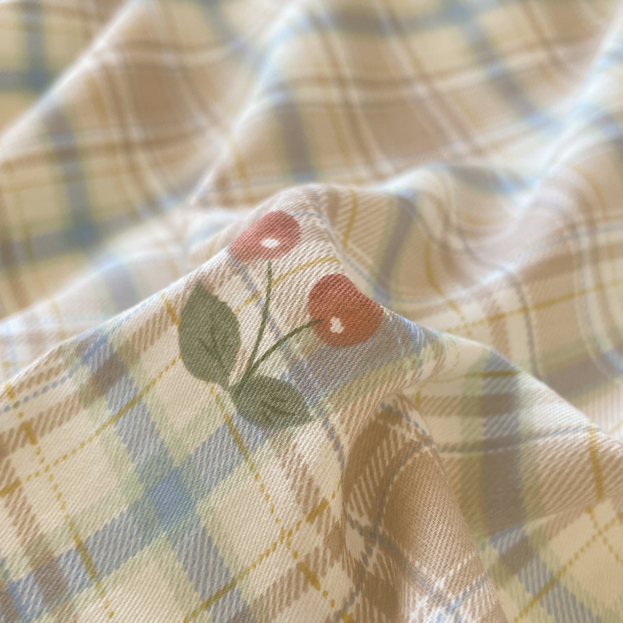 91家纺网 家纺一手货源 找家纺 羚羊语家纺 2025秋冬新款复古小清新花边款40支全棉纯棉轻法式13372小清新喷气印花 樱桃格