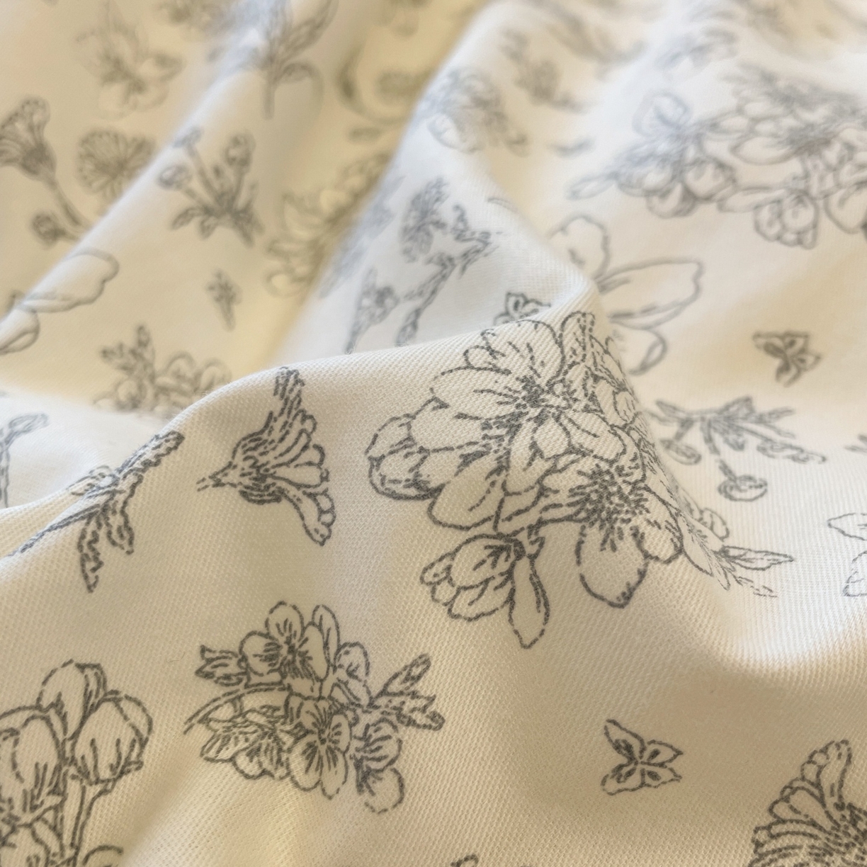 91家纺网 家纺一手货源 找家纺 羚羊语家纺 2025秋冬新款复古小清新花边款40支全棉纯棉轻法式13372小清新喷气印花 椿庭序