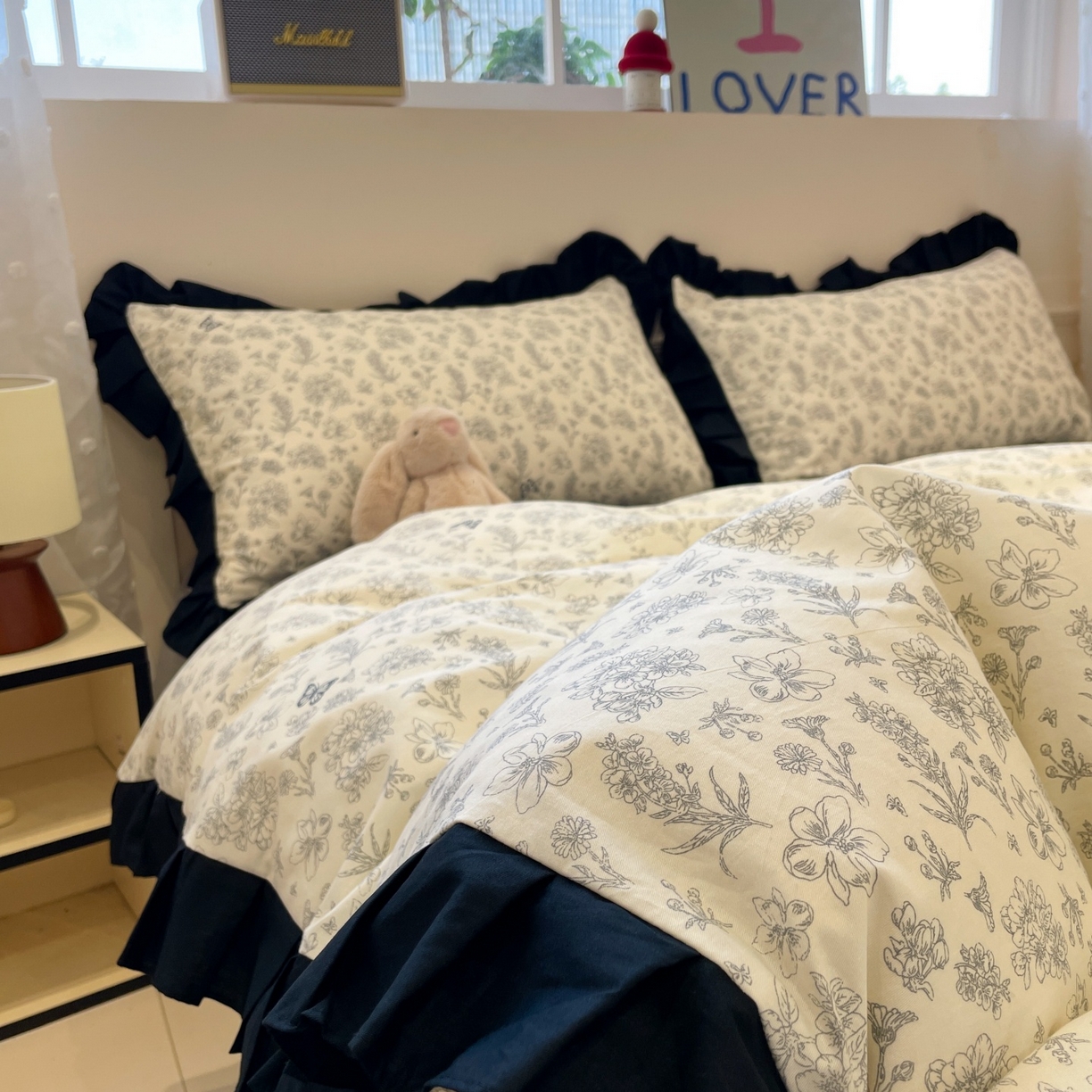 91家纺网 家纺一手货源 找家纺 羚羊语家纺 2025秋冬新款复古小清新花边款40支全棉纯棉轻法式13372小清新喷气印花 椿庭序