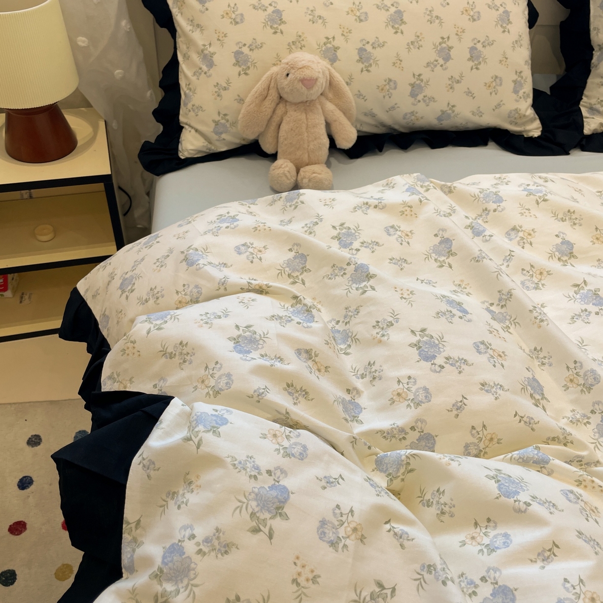 91家纺网 家纺一手货源 找家纺 羚羊语家纺 2025秋冬新款复古小清新花边款40支全棉纯棉轻法式13372小清新喷气印花 晨露雨季