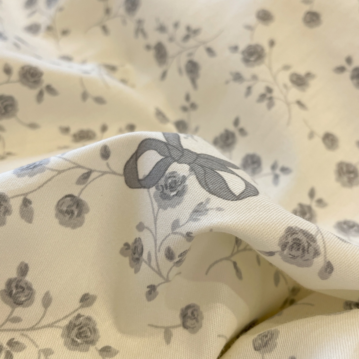 91家纺网 家纺一手货源 找家纺 羚羊语家纺 2025秋冬新款复古小清新花边款40支全棉纯棉轻法式13372小清新喷气印花 秋日来信