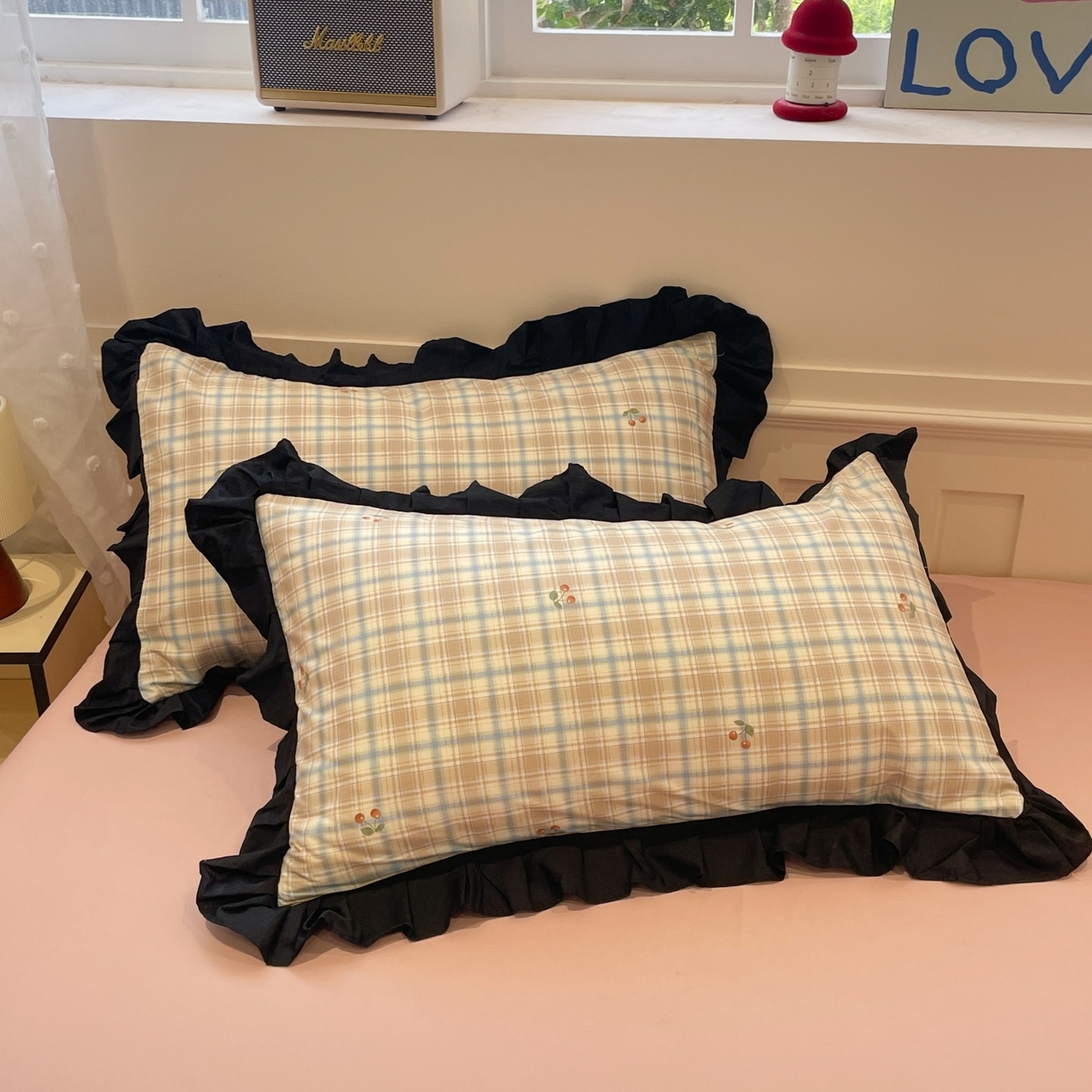 91家纺网 家纺一手货源 找家纺 羚羊语家纺 2025秋冬新款复古小清新花边款40支全棉纯棉轻法式13372小清新喷气印花 樱桃格