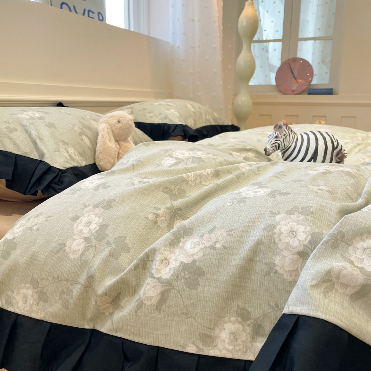 91家纺网 家纺一手货源 找家纺 羚羊语家纺 2025秋冬新款复古小清新花边款40支全棉纯棉轻法式13372小清新喷气印花 青野时光