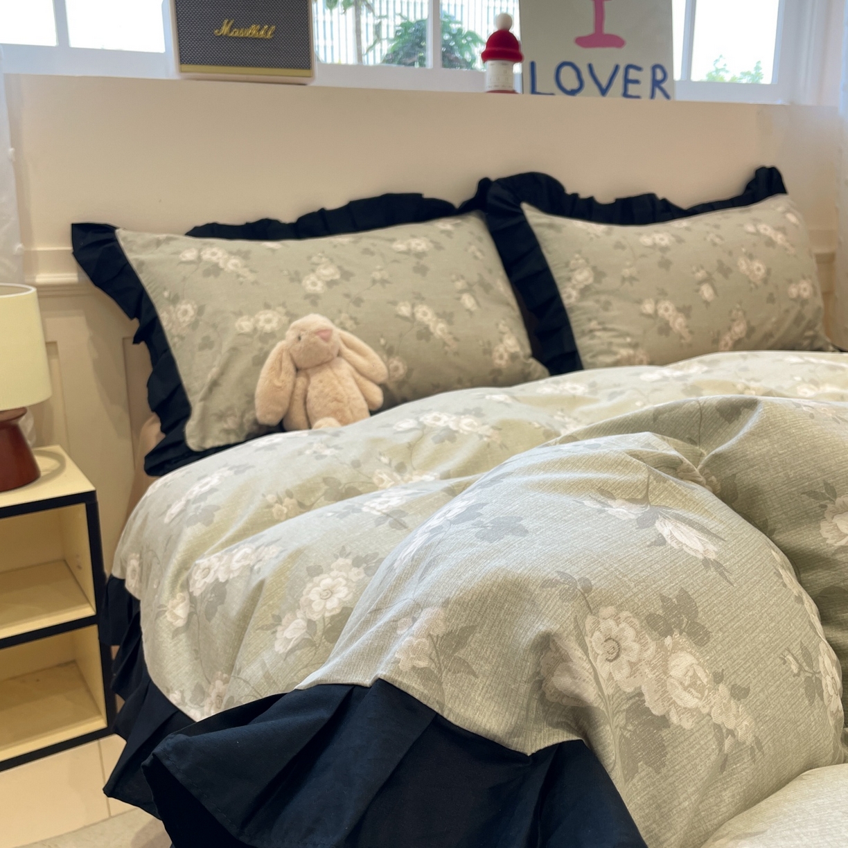 91家纺网 家纺一手货源 找家纺 羚羊语家纺 2025秋冬新款复古小清新花边款40支全棉纯棉轻法式13372小清新喷气印花 青野时光