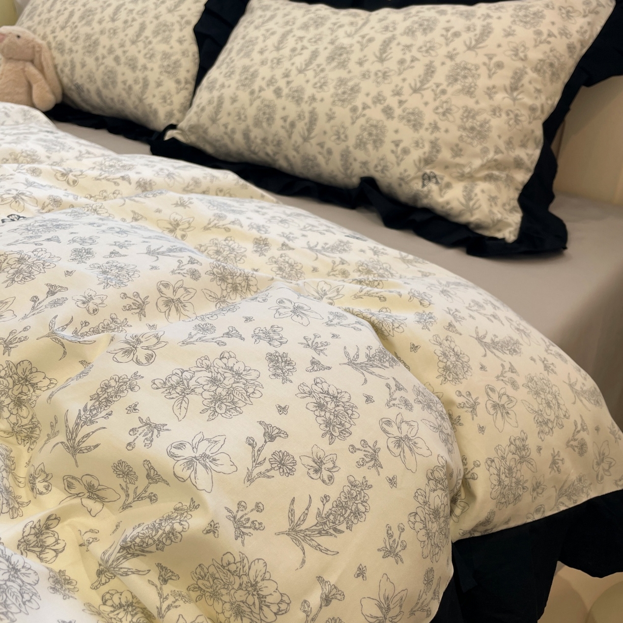 91家纺网 家纺一手货源 找家纺 羚羊语家纺 2025秋冬新款复古小清新花边款40支全棉纯棉轻法式13372小清新喷气印花 椿庭序