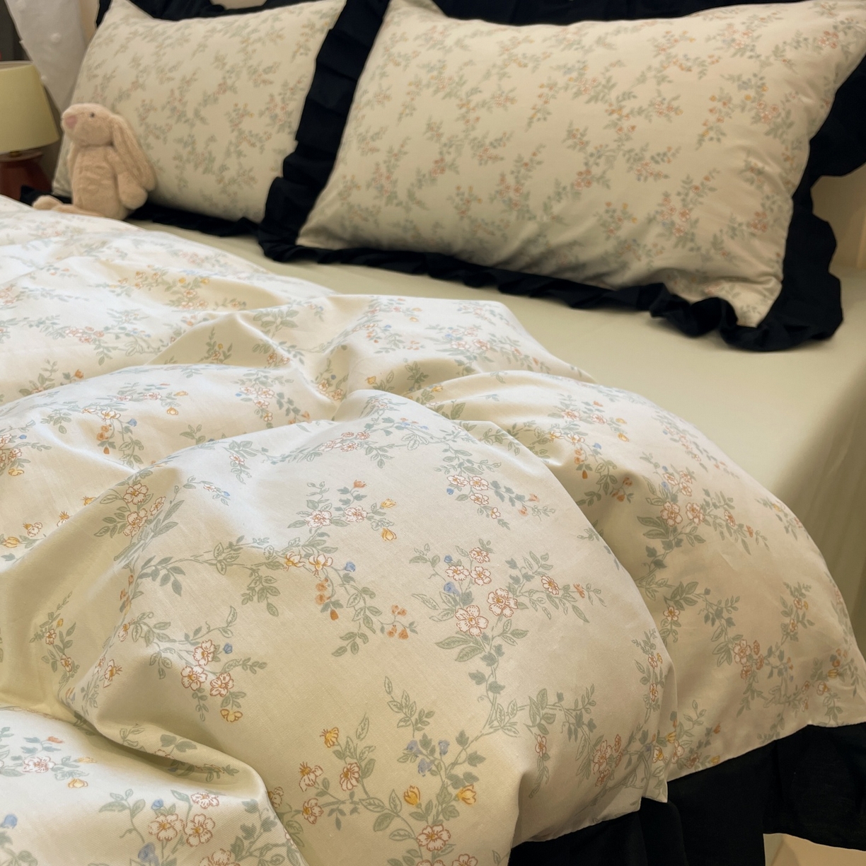 91家纺网 家纺一手货源 找家纺 羚羊语家纺 2025秋冬新款复古小清新花边款40支全棉纯棉轻法式13372小清新喷气印花 铃兰物语