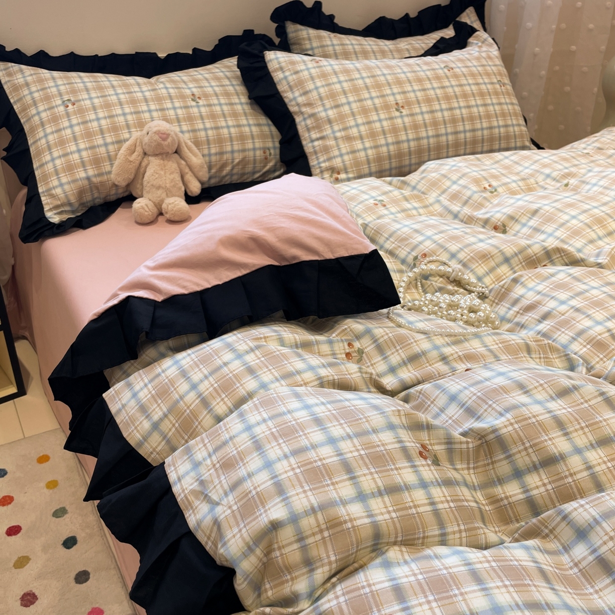 91家纺网 家纺一手货源 找家纺 羚羊语家纺 2025秋冬新款复古小清新花边款40支全棉纯棉轻法式13372小清新喷气印花 樱桃格