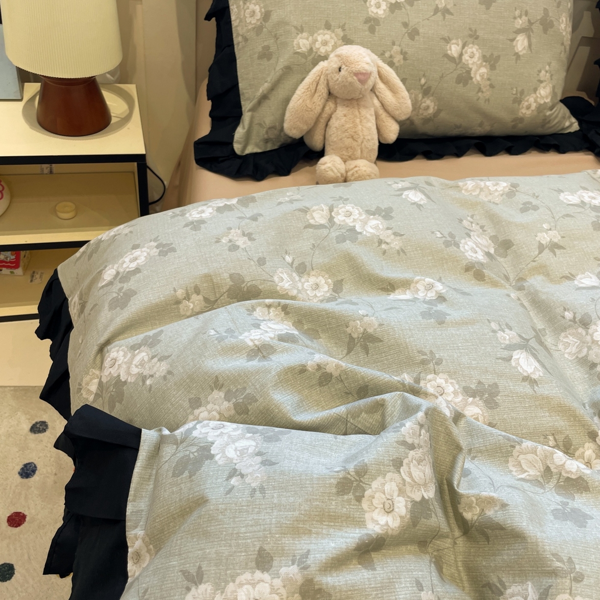 91家纺网 家纺一手货源 找家纺 羚羊语家纺 2025秋冬新款复古小清新花边款40支全棉纯棉轻法式13372小清新喷气印花 青野时光