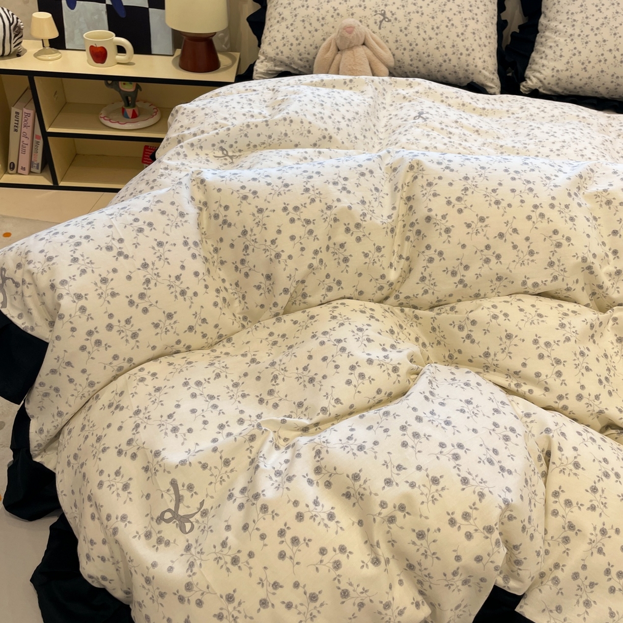 91家纺网 家纺一手货源 找家纺 羚羊语家纺 2025秋冬新款复古小清新花边款40支全棉纯棉轻法式13372小清新喷气印花 秋日来信