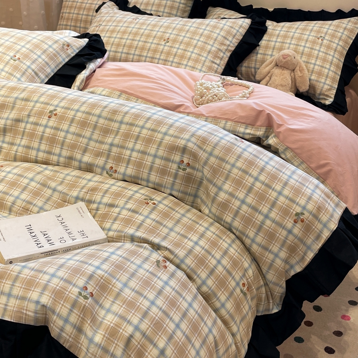 91家纺网 家纺一手货源 找家纺 羚羊语家纺 2025秋冬新款复古小清新花边款40支全棉纯棉轻法式13372小清新喷气印花 樱桃格