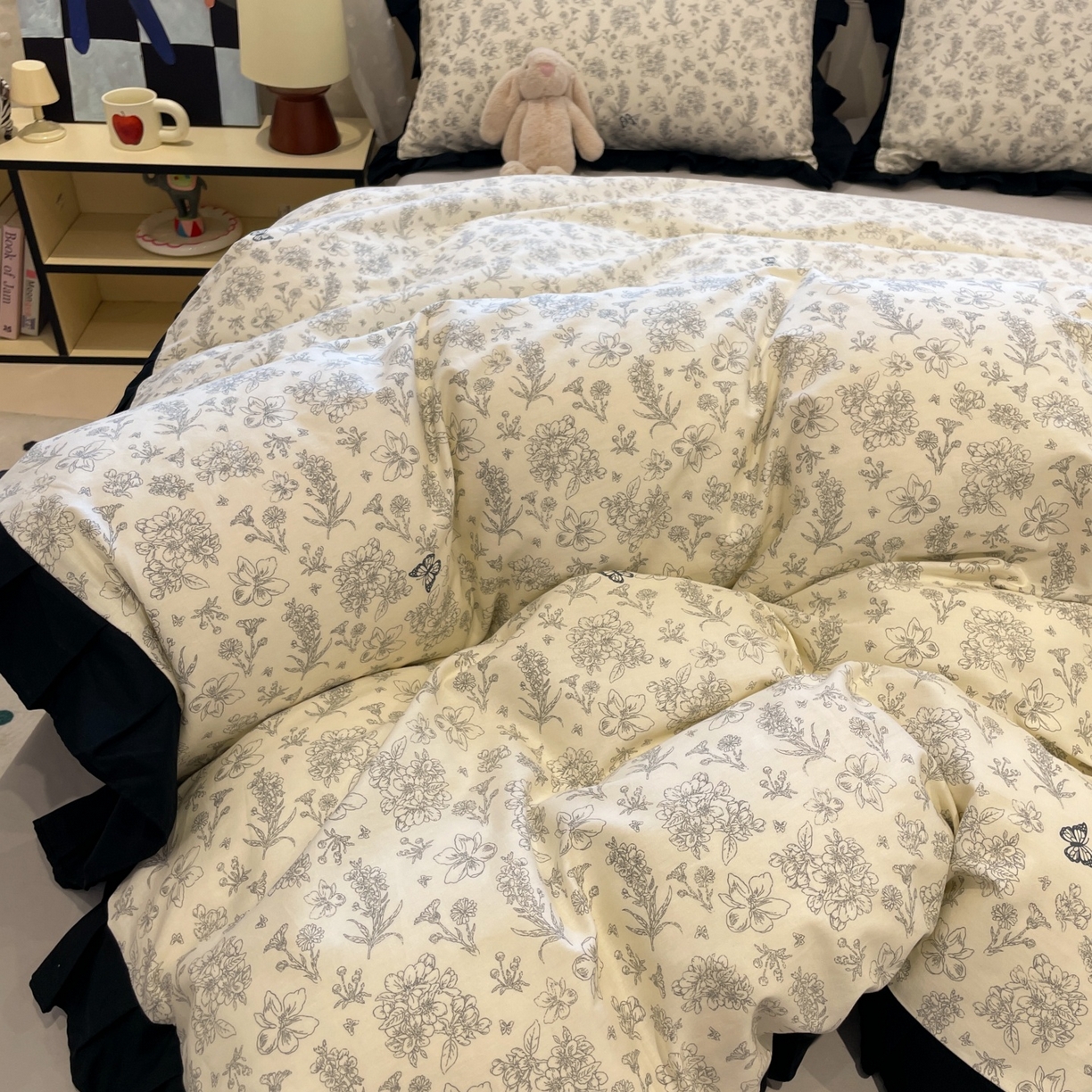 91家纺网 家纺一手货源 找家纺 羚羊语家纺 2025秋冬新款复古小清新花边款40支全棉纯棉轻法式13372小清新喷气印花 椿庭序