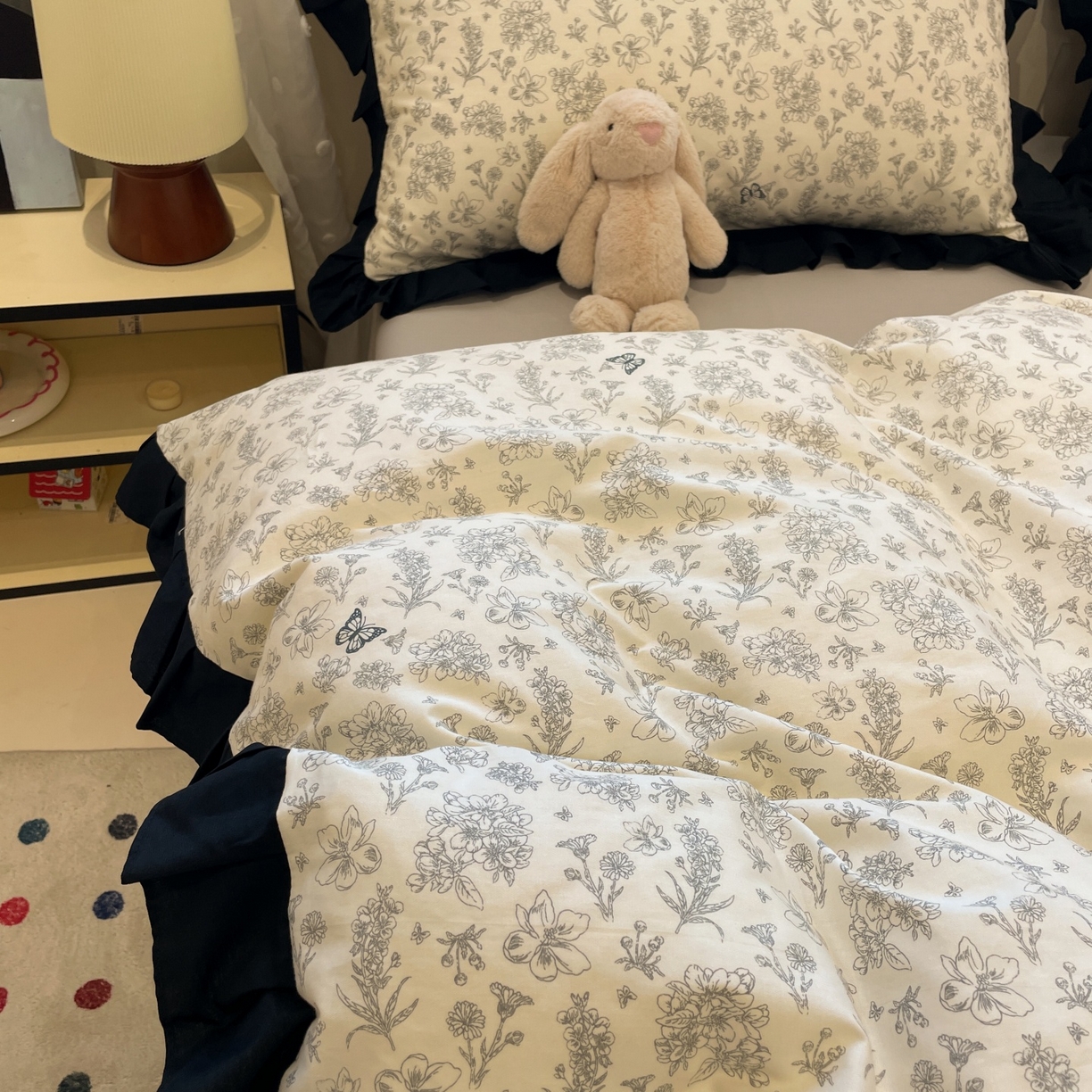 91家纺网 家纺一手货源 找家纺 羚羊语家纺 2025秋冬新款复古小清新花边款40支全棉纯棉轻法式13372小清新喷气印花 椿庭序