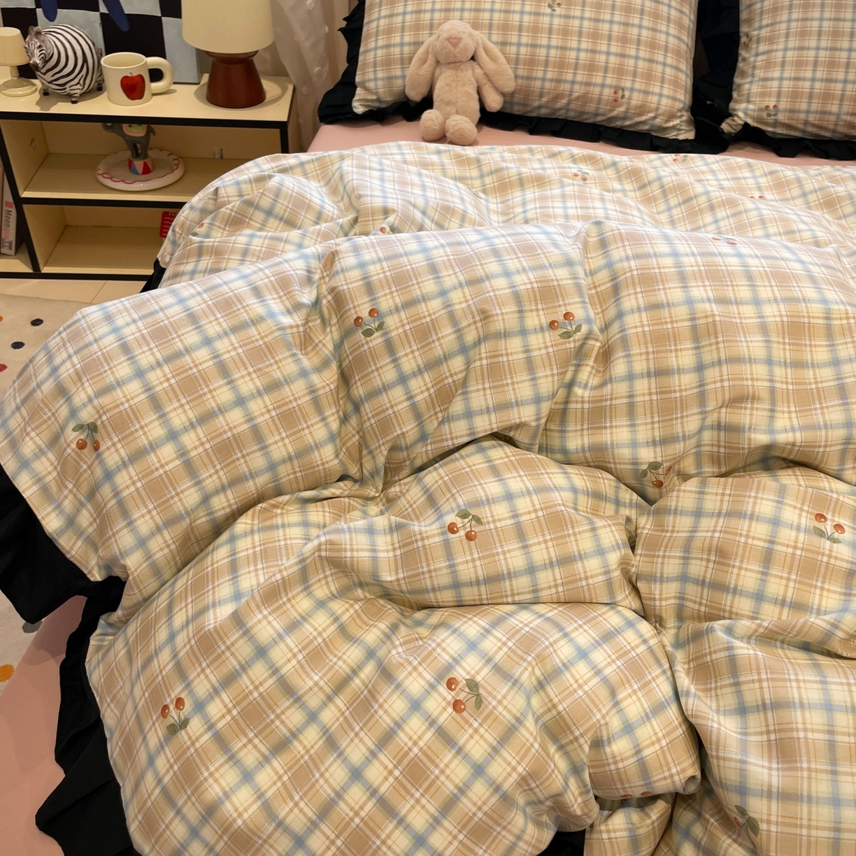 91家纺网 家纺一手货源 找家纺 羚羊语家纺 2025秋冬新款复古小清新花边款40支全棉纯棉轻法式13372小清新喷气印花 樱桃格