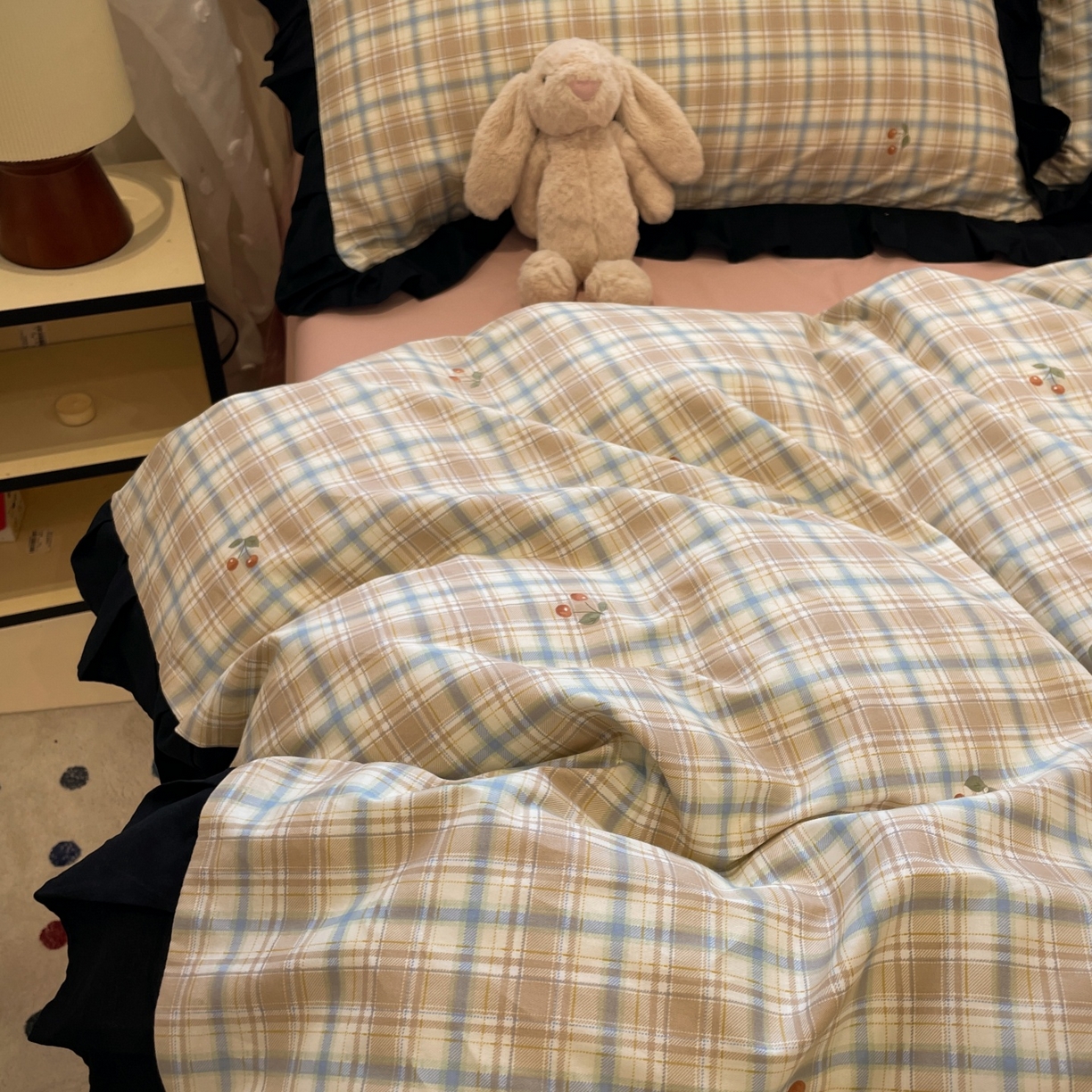 91家纺网 家纺一手货源 找家纺 羚羊语家纺 2025秋冬新款复古小清新花边款40支全棉纯棉轻法式13372小清新喷气印花 樱桃格