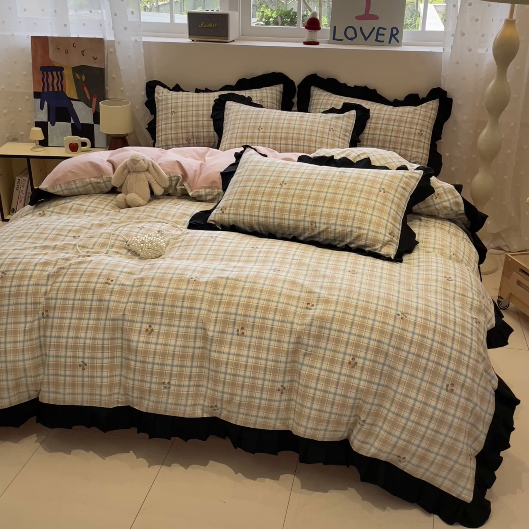 91家纺网 家纺一手货源 找家纺 羚羊语家纺 2025秋冬新款复古小清新花边款40支全棉纯棉轻法式13372小清新喷气印花 樱桃格