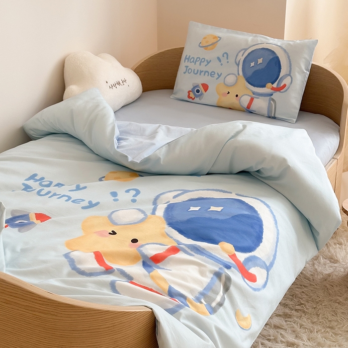 91家纺网 家纺一手货源 找家纺 （总）嗨生活 2025新款A类全棉纯棉40s数码印花原创大版卡通幼儿园套件 幼儿园三件套