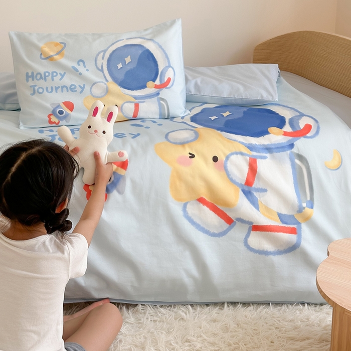 91家纺网 家纺一手货源 找家纺 （总）嗨生活 2025新款A类全棉纯棉40s数码印花原创大版卡通幼儿园套件 幼儿园三件套