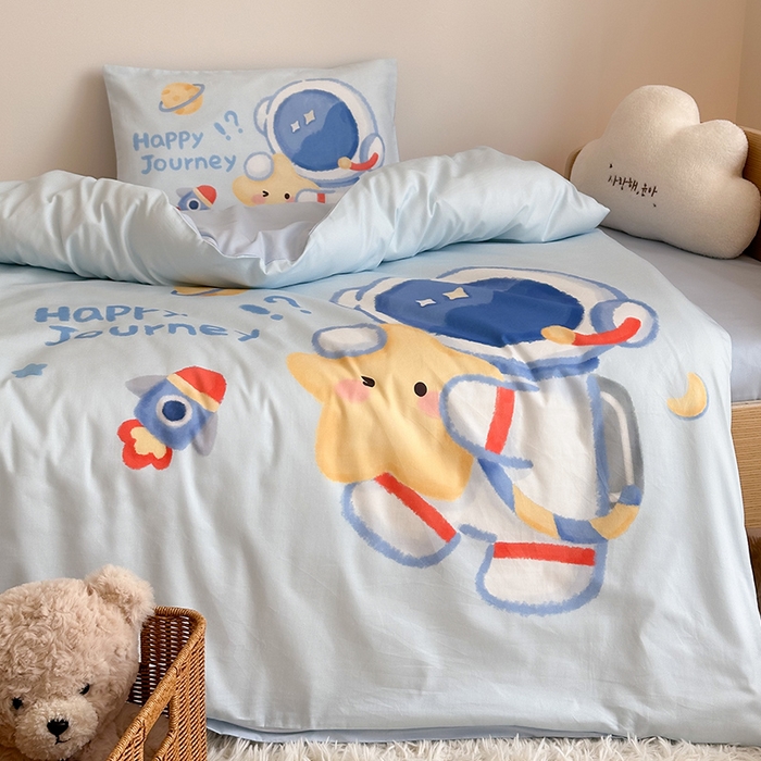 91家纺网 家纺一手货源 找家纺 嗨生活 2025新款A类全棉纯棉40s数码印花原创大版卡通幼儿园套件 幼儿园三件套 开心宇航员