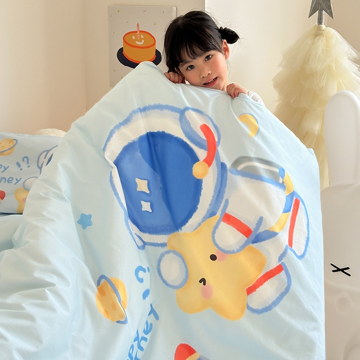 91家纺网 家纺一手货源 找家纺 嗨生活 2025新款A类全棉纯棉40s数码印花原创大版卡通幼儿园套件 幼儿园三件套 开心宇航员