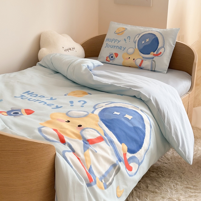 91家纺网 家纺一手货源 找家纺 嗨生活 2025新款A类全棉纯棉40s数码印花原创大版卡通幼儿园套件 幼儿园三件套 开心宇航员