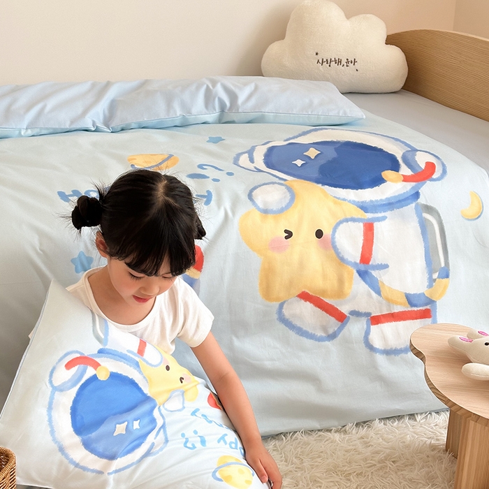 91家纺网 家纺一手货源 找家纺 嗨生活 2025新款A类全棉纯棉40s数码印花原创大版卡通幼儿园套件 幼儿园三件套 开心宇航员