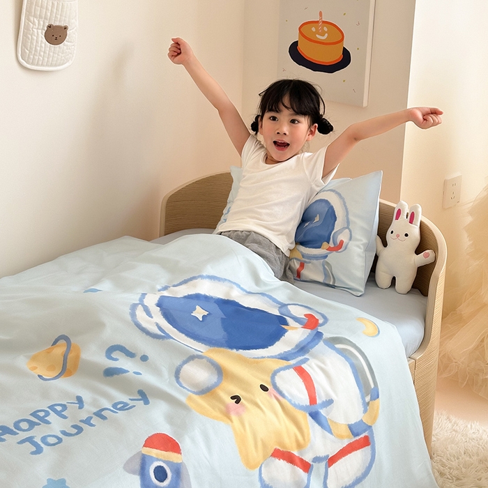 91家纺网 家纺一手货源 找家纺 嗨生活 2025新款A类全棉纯棉40s数码印花原创大版卡通幼儿园套件 幼儿园三件套 开心宇航员