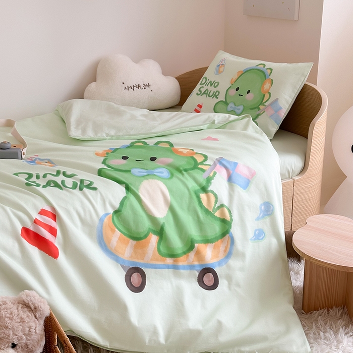 91家纺网 家纺一手货源 找家纺 嗨生活 2025新款A类全棉纯棉40s数码印花原创大版卡通幼儿园套件 幼儿园三件套 恐龙宝宝