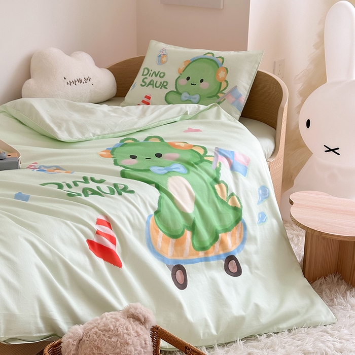 91家纺网 家纺一手货源 找家纺 嗨生活 2025新款A类全棉纯棉40s数码印花原创大版卡通幼儿园套件 幼儿园三件套 恐龙宝宝