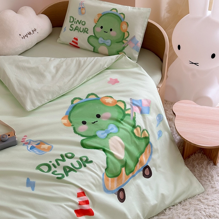 91家纺网 家纺一手货源 找家纺 嗨生活 2025新款A类全棉纯棉40s数码印花原创大版卡通幼儿园套件 幼儿园三件套 恐龙宝宝