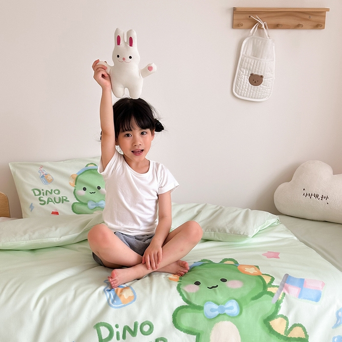 91家纺网 家纺一手货源 找家纺 嗨生活 2025新款A类全棉纯棉40s数码印花原创大版卡通幼儿园套件 幼儿园三件套 恐龙宝宝