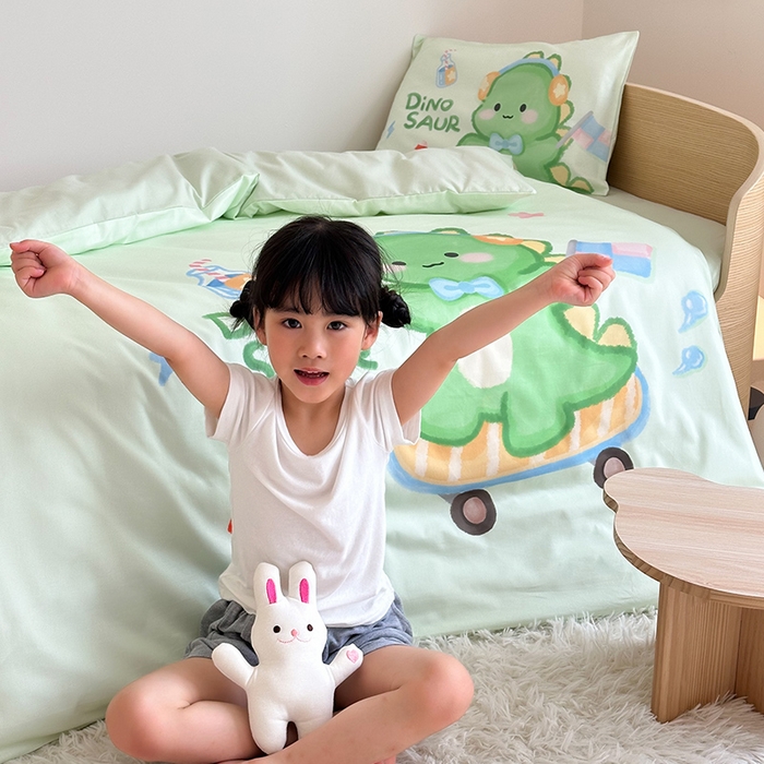 91家纺网 家纺一手货源 找家纺 嗨生活 2025新款A类全棉纯棉40s数码印花原创大版卡通幼儿园套件 幼儿园三件套 恐龙宝宝