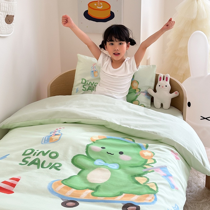 91家纺网 家纺一手货源 找家纺 嗨生活 2025新款A类全棉纯棉40s数码印花原创大版卡通幼儿园套件 幼儿园三件套 恐龙宝宝