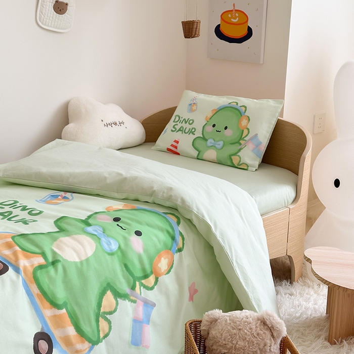 91家纺网 家纺一手货源 找家纺 嗨生活 2025新款A类全棉纯棉40s数码印花原创大版卡通幼儿园套件 幼儿园三件套 恐龙宝宝