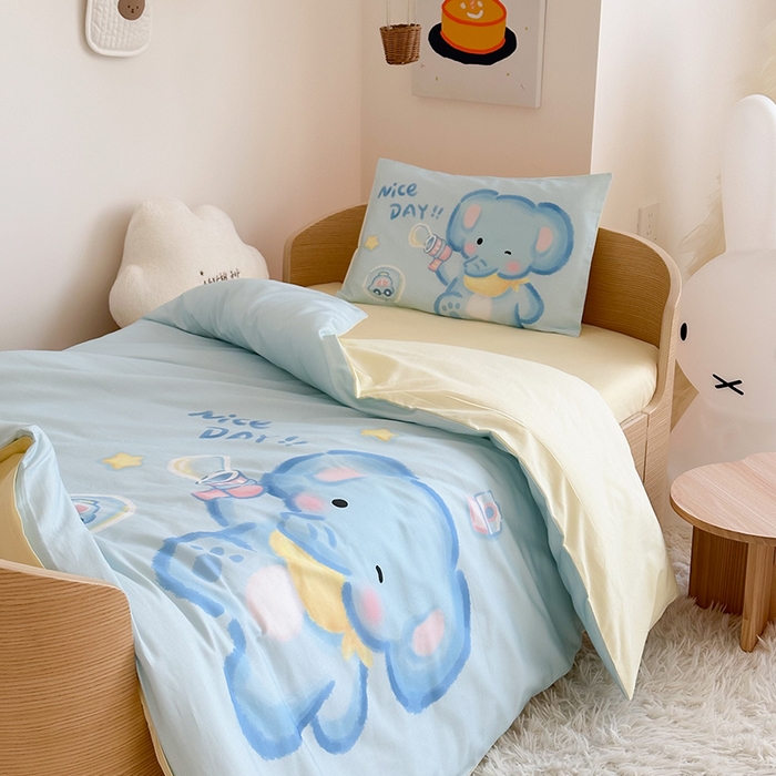 91家纺网 家纺一手货源 找家纺 嗨生活 2025新款A类全棉纯棉40s数码印花原创大版卡通幼儿园套件 幼儿园三件套 快乐小象