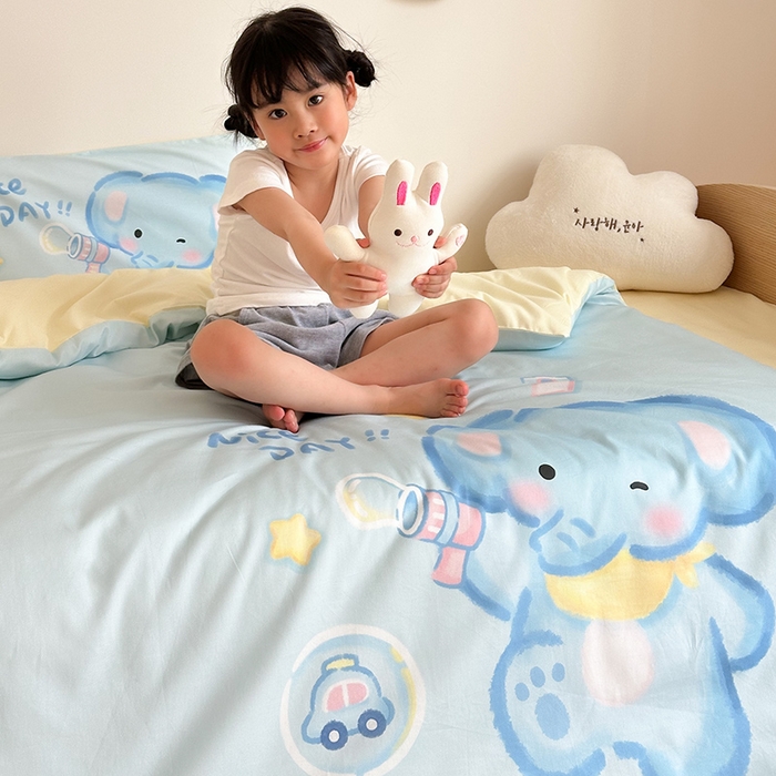 91家纺网 家纺一手货源 找家纺 嗨生活 2025新款A类全棉纯棉40s数码印花原创大版卡通幼儿园套件 幼儿园三件套 快乐小象