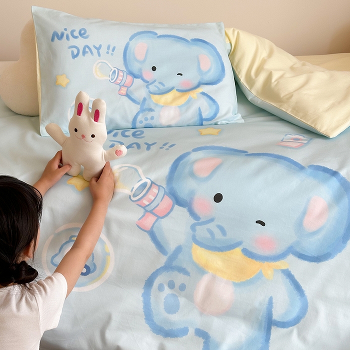 91家纺网 家纺一手货源 找家纺 嗨生活 2025新款A类全棉纯棉40s数码印花原创大版卡通幼儿园套件 幼儿园三件套 快乐小象