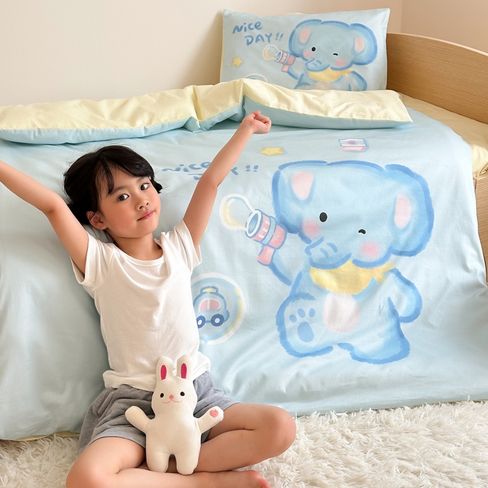 91家纺网 家纺一手货源 找家纺 嗨生活 2025新款A类全棉纯棉40s数码印花原创大版卡通幼儿园套件 幼儿园三件套 快乐小象