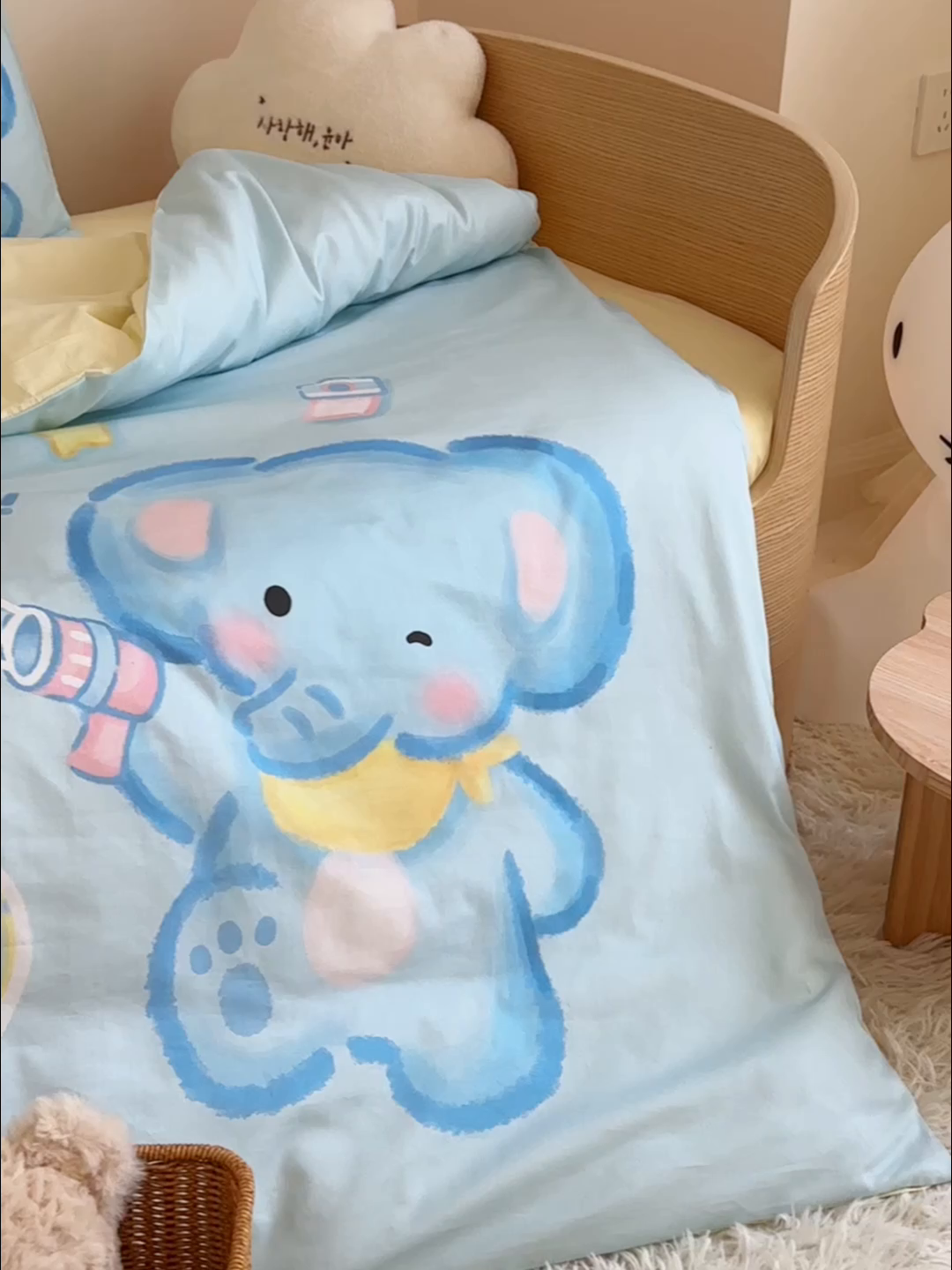 91家纺网 家纺一手货源 找家纺 嗨生活 2025新款A类全棉纯棉40s数码印花原创大版卡通幼儿园套件 幼儿园三件套 快乐小象