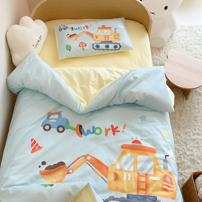 91家纺网 家纺一手货源 找家纺 嗨生活 2025新款A类全棉纯棉40s数码印花原创大版卡通幼儿园套件 幼儿园三件套 蓝色挖掘