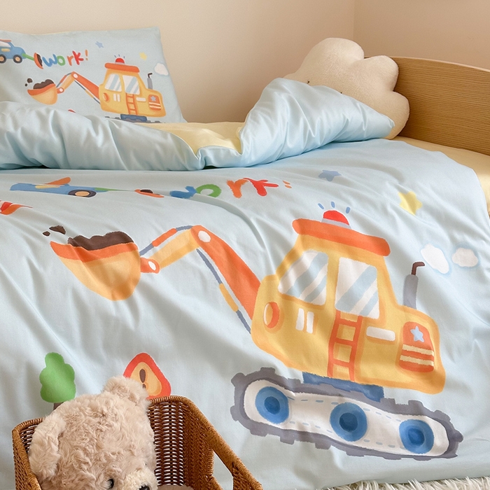 91家纺网 家纺一手货源 找家纺 嗨生活 2025新款A类全棉纯棉40s数码印花原创大版卡通幼儿园套件 幼儿园三件套 蓝色挖掘