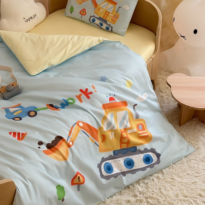 91家纺网 家纺一手货源 找家纺 嗨生活 2025新款A类全棉纯棉40s数码印花原创大版卡通幼儿园套件 幼儿园三件套 蓝色挖掘