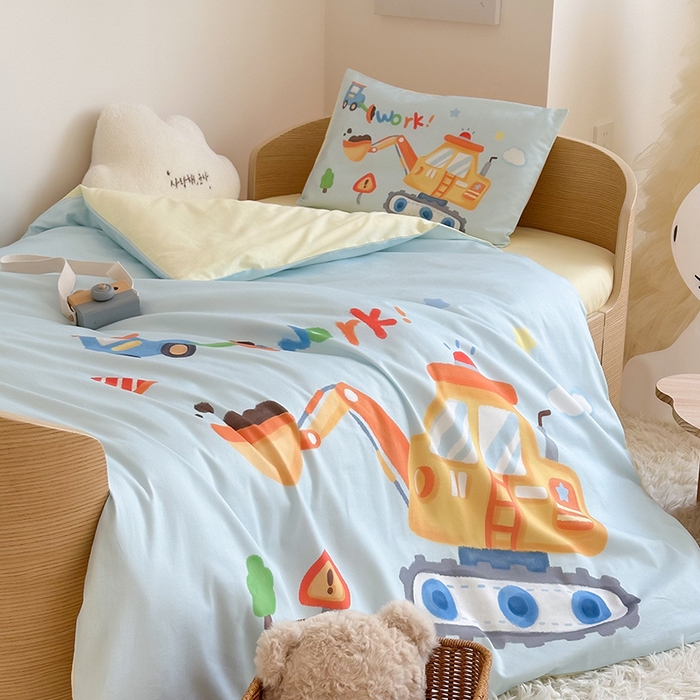 91家纺网 家纺一手货源 找家纺 嗨生活 2025新款A类全棉纯棉40s数码印花原创大版卡通幼儿园套件 幼儿园三件套 蓝色挖掘