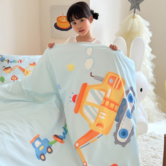 91家纺网 家纺一手货源 找家纺 嗨生活 2025新款A类全棉纯棉40s数码印花原创大版卡通幼儿园套件 幼儿园三件套 蓝色挖掘