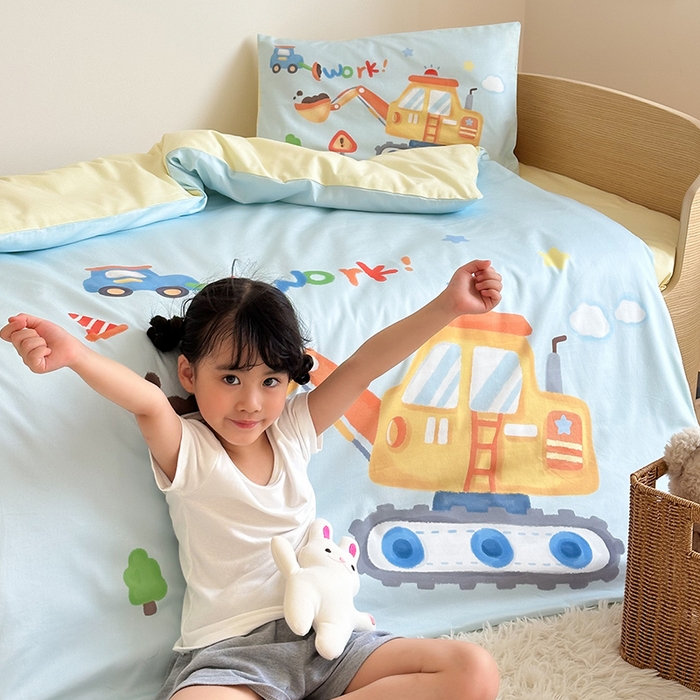 91家纺网 家纺一手货源 找家纺 嗨生活 2025新款A类全棉纯棉40s数码印花原创大版卡通幼儿园套件 幼儿园三件套 蓝色挖掘